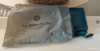 Cartera verde azulado con flor