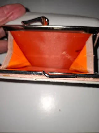 Cartera beige con detalle de letra D