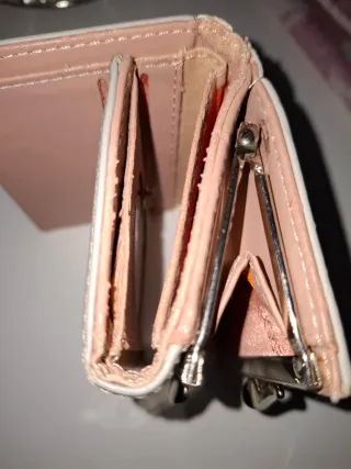 Cartera beige con detalle de letra D