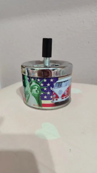 Cenicero de hojalata con diseño