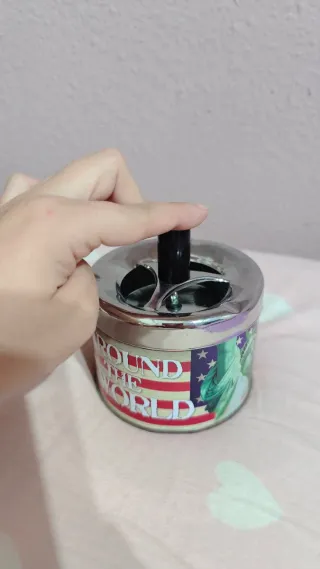 Cenicero de hojalata con diseño