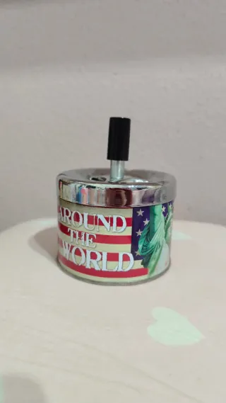 Cenicero de hojalata con diseño