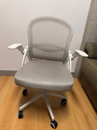Silla de oficina gris y blanca