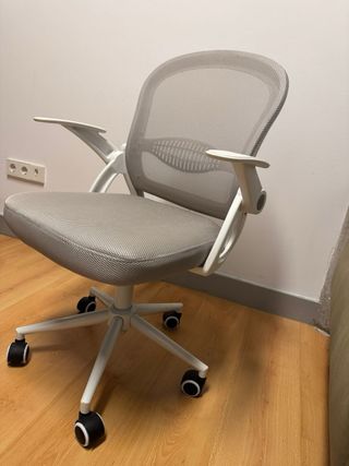 Silla de oficina gris y blanca