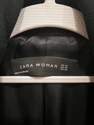 Abrigo negro Zara