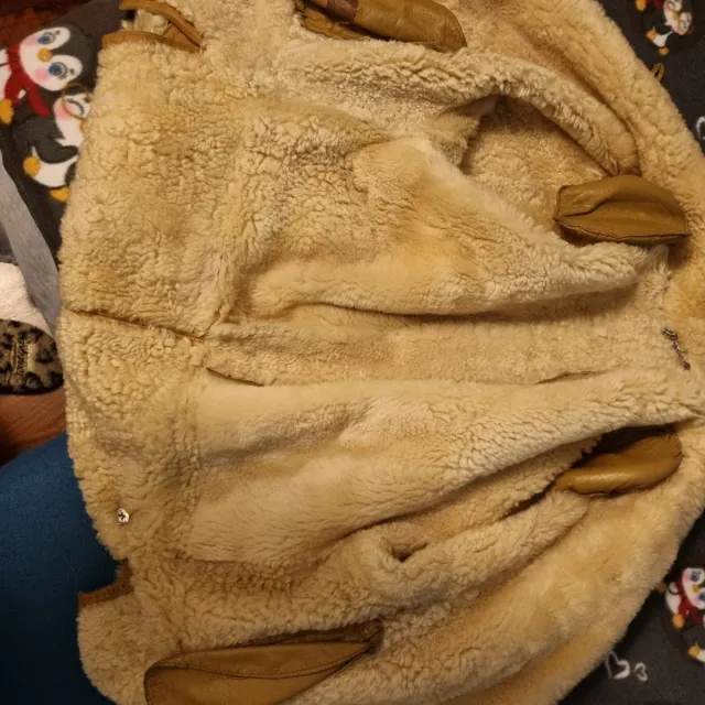 Montone in pelle scamosciata con pelliccia