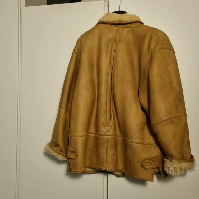 Montone in pelle scamosciata con pelliccia