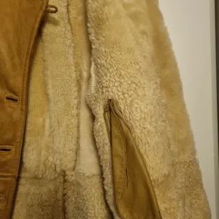 Montone in pelle scamosciata con pelliccia