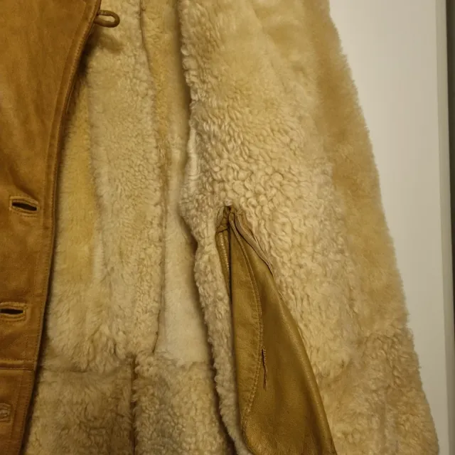 Montone in pelle scamosciata con pelliccia