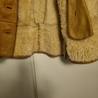 Montone in pelle scamosciata con pelliccia