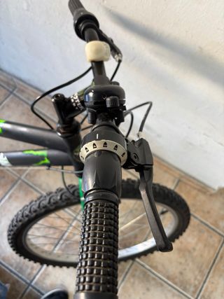 Bicicleta montaña negra y verde