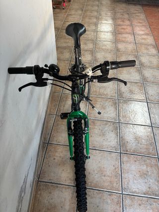 Bicicleta montaña negra y verde