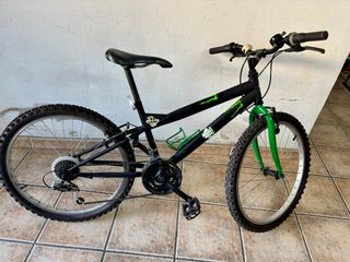 Bicicleta montaña negra y verde
