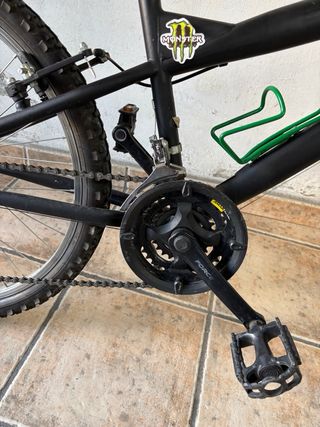 Bicicleta montaña negra y verde