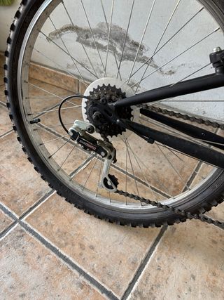 Bicicleta montaña negra y verde