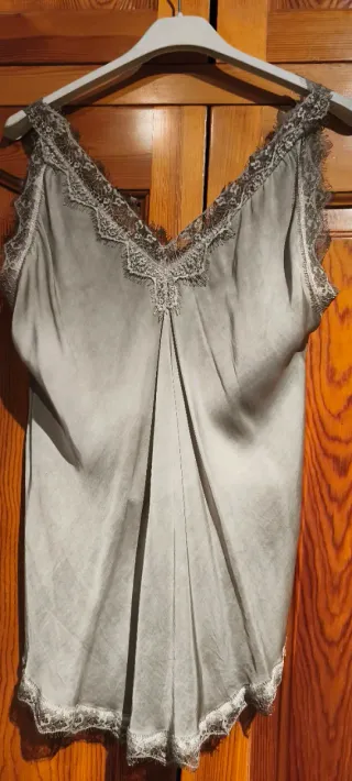 Blusa de tirantes con encaje gris
