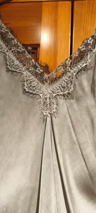 Blusa de tirantes con encaje gris