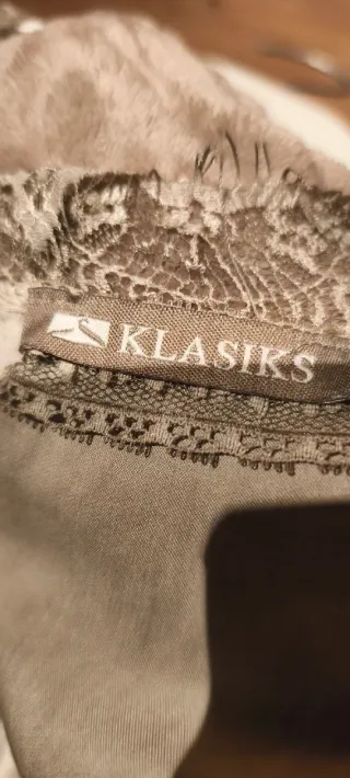 Blusa de tirantes con encaje gris