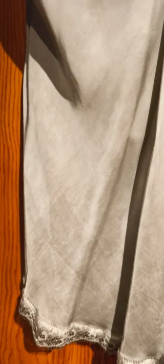 Blusa de tirantes con encaje gris