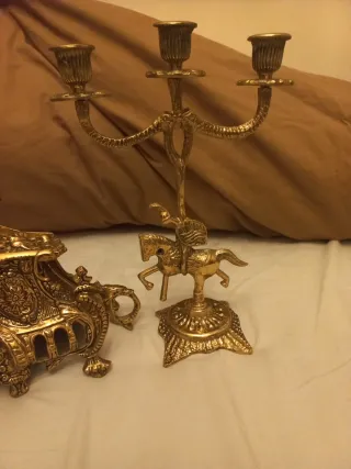 Reloj y candelabros de bronce