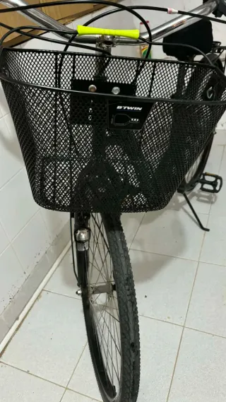Bicicleta de paseo negra con cesta