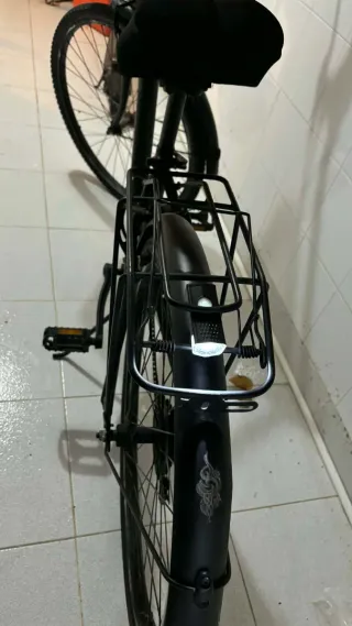 Bicicleta de paseo negra con cesta