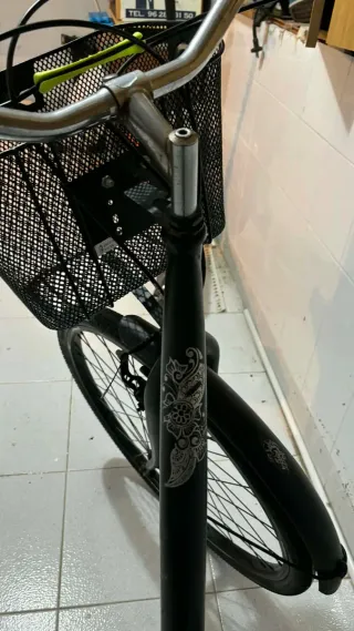 Bicicleta de paseo negra con cesta