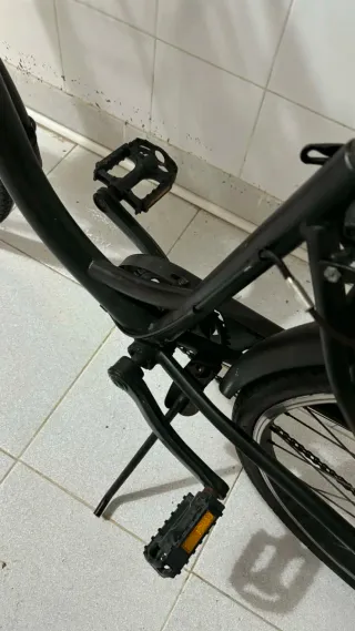 Bicicleta de paseo negra con cesta
