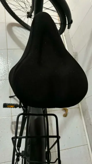 Bicicleta de paseo negra con cesta