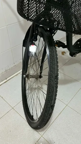 Bicicleta de paseo negra con cesta
