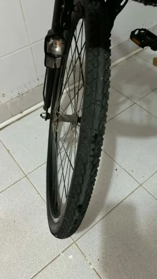 Bicicleta de paseo negra con cesta