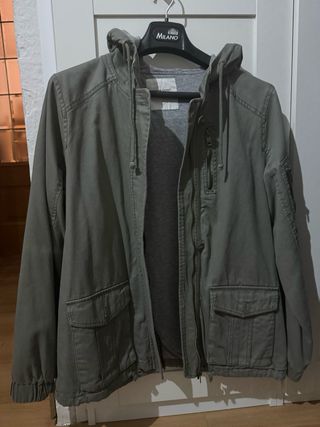 Chaqueta verde militar con capucha