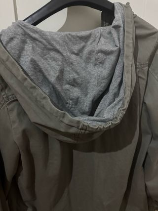 Chaqueta verde militar con capucha