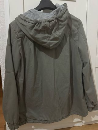 Chaqueta verde militar con capucha
