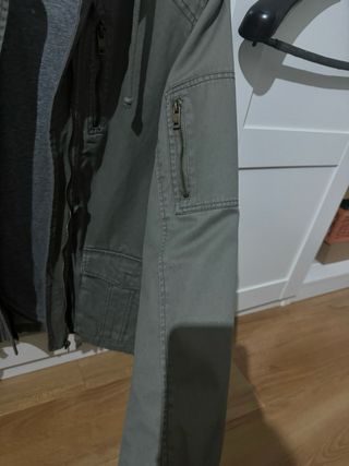 Chaqueta verde militar con capucha