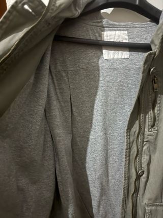 Chaqueta verde militar con capucha