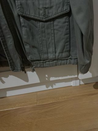 Chaqueta verde militar con capucha