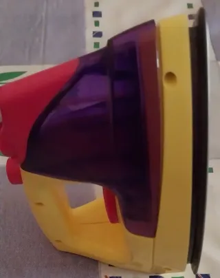 Plancha de juguete amarilla y morada