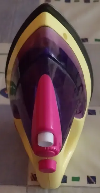 Plancha de juguete amarilla y morada