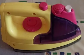 Plancha de juguete amarilla y morada