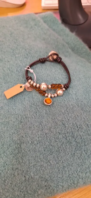 Pulsera cuero plateado con abalorios naranja