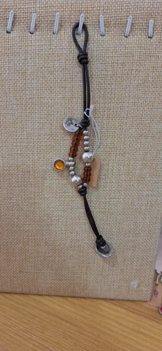 Pulsera cuero plateado con abalorios naranja