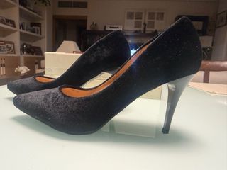 Zapatos salon tacón fino en terciopelo negro