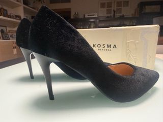 Zapatos salon tacón fino en terciopelo negro