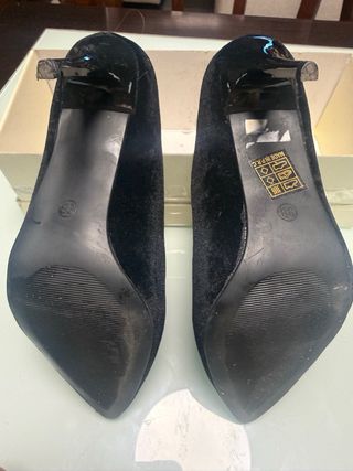 Zapatos salon tacón fino en terciopelo negro