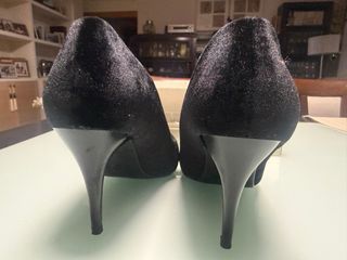 Zapatos salon tacón fino en terciopelo negro