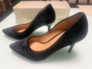 Zapatos salon tacón fino en terciopelo negro