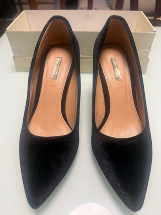 Zapatos salon tacón fino en terciopelo negro