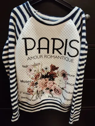 Sudadera blanca y azul marino