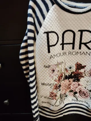 Sudadera blanca y azul marino